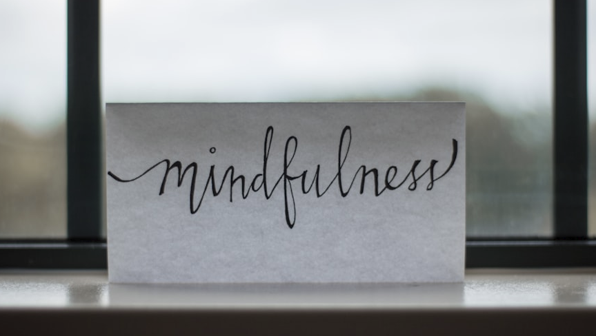 Rappresentazione visiva dell'articolo: La mindfulness non è una moda zen. È una tecnologia mentale.