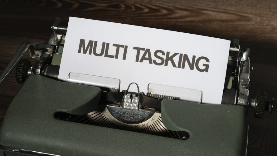 Rappresentazione visiva dell'articolo: "Multitasking" e "Gestione dello stress"? Se sono tra le skill più richieste, c'è un problema.